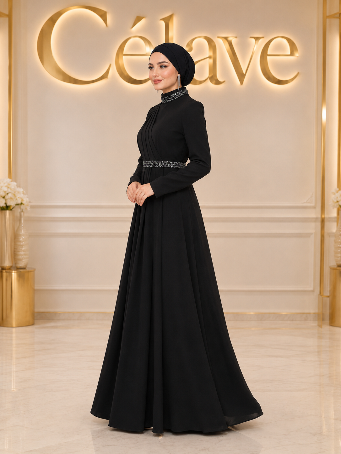 فستان رسمي أنيق طويل، بأكمام طويلة مطوية ضيقة على الجسم، تصميم مرصع بالراين على الياقة والحزام، بطول الأرض